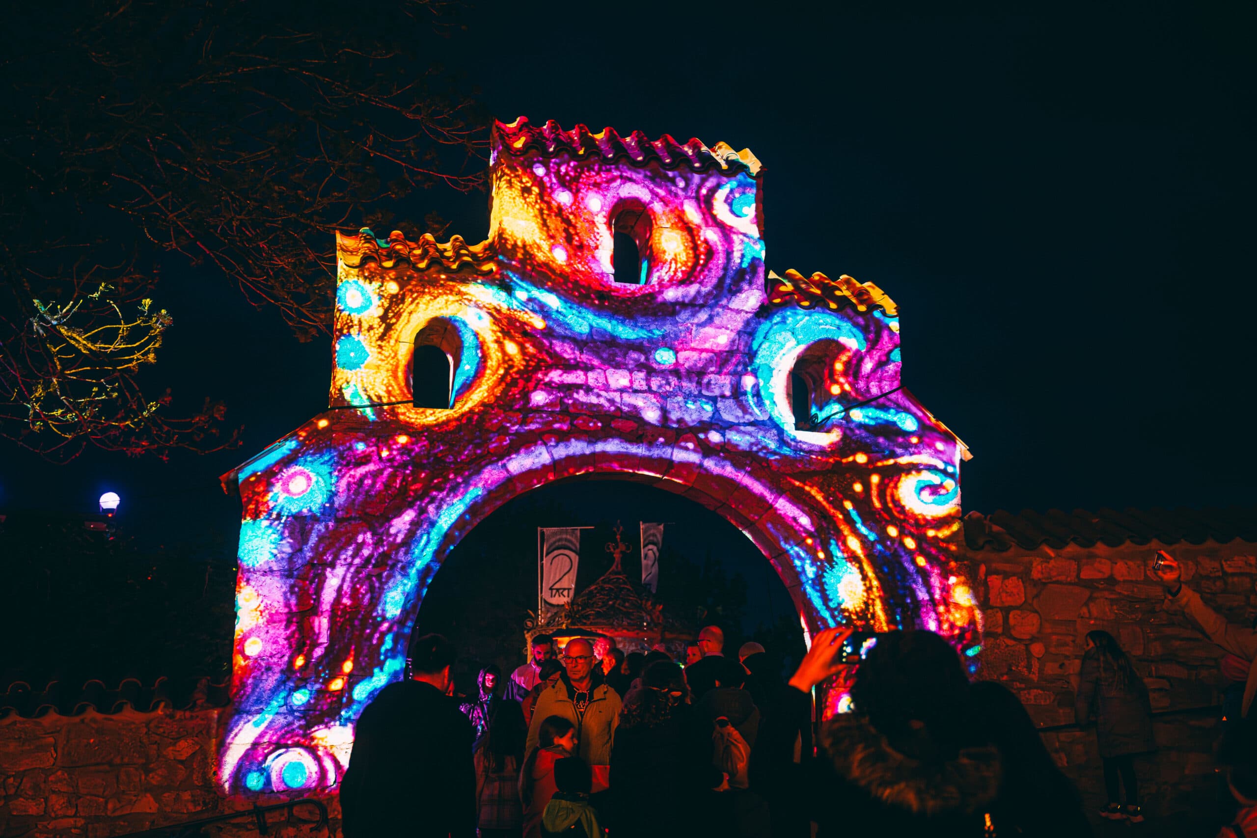 Hängende Kristallstruktur mit Lichtbrechung – Lichtkunst Festival Heidenheim
