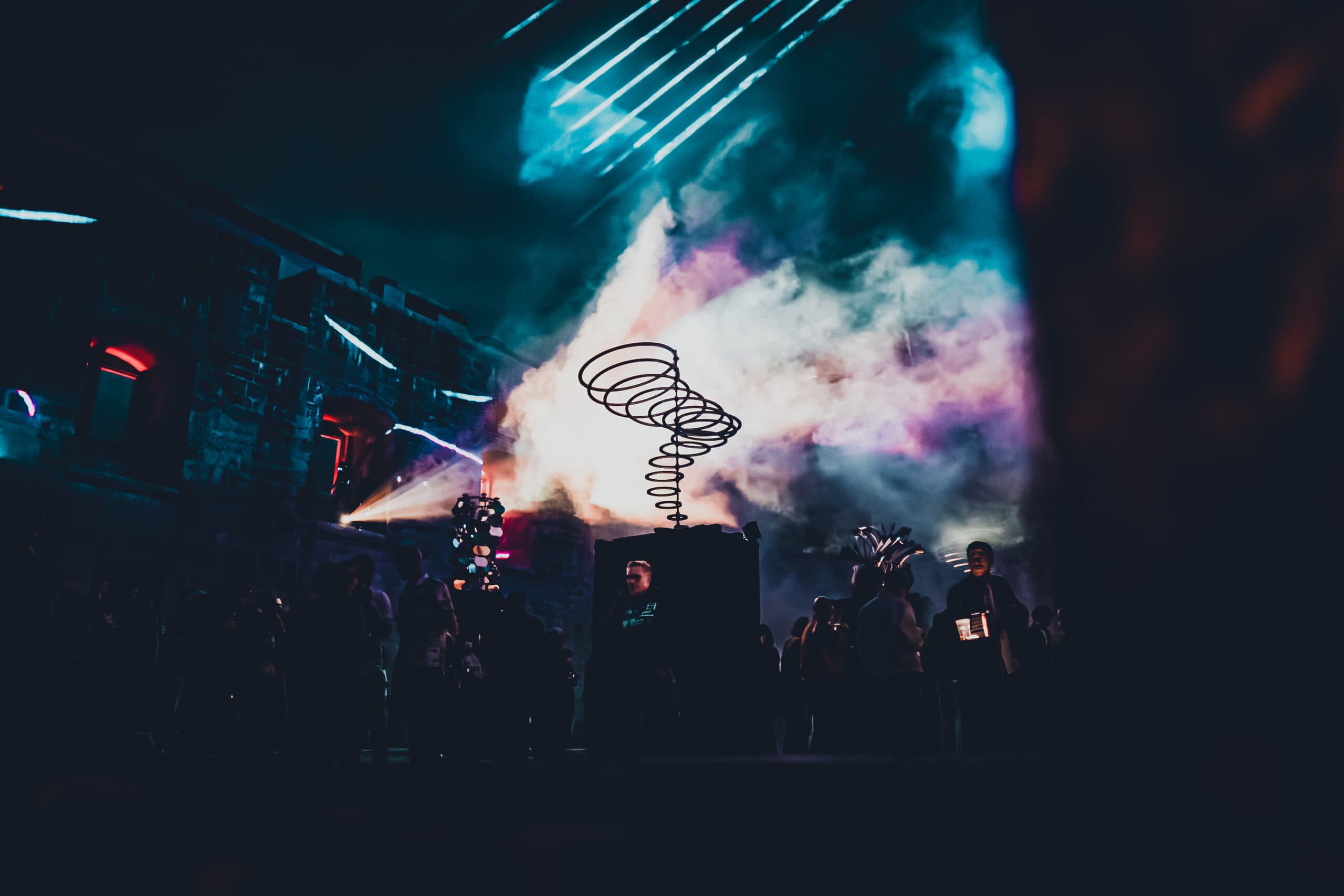 Geometrische Lichtkörper im Schlossinnenhof – Lichtkunst Festival Heidenheim