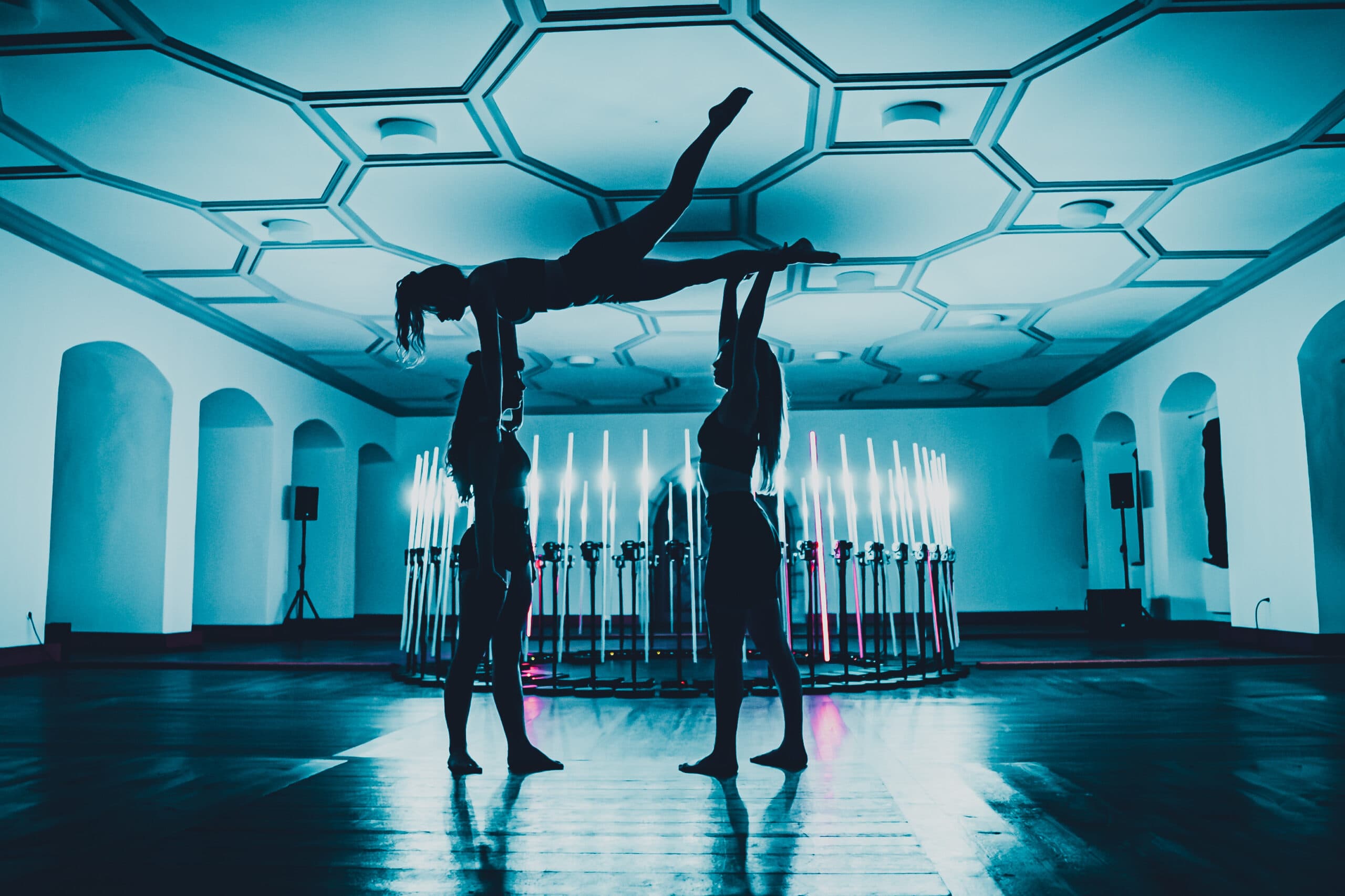 Besucher vor kinetischer Lichtinstallation – Lichtkunst Festival Heidenheim 2024